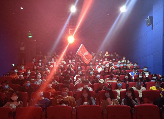 华亿体育组织学生观看电影《夺冠》